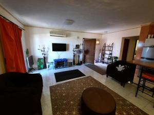 艾因苏赫纳Stella Di Mare - Amazing Two Bedrooms Sea View Chalet - Families only的带沙发和电视的客厅