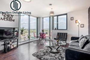 巴塞尔顿Basildon - Dwellers Delight Living Ltd Serviced Accommodation , 2 Bedroom Penthouse Basildon Essex with Free Wifi & secure parking的客厅配有沙发和桌子