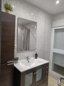 马拉加La Brisa apartamento的一间带水槽和镜子的浴室