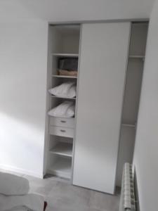 里奥格兰德Departamentos Paradise的一间设有开放式衣柜和白色架子的房间