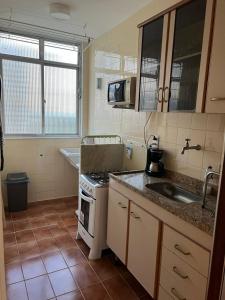 里约热内卢Apartamento Temporada Barra da Tijuca的小厨房配有炉灶和水槽