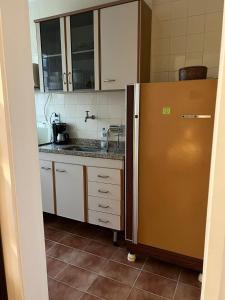 里约热内卢Apartamento Temporada Barra da Tijuca的厨房配有不锈钢冰箱和橱柜