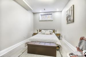 多伦多Charming and Luxurious 2BR+1Bath Guest Suite的一间白色墙壁的房间,卧室配有床铺