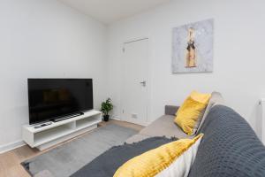 阿伯丁Central City Stay - 1 Bed Apartment in Aberdeen的带沙发和平面电视的客厅