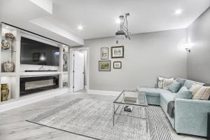 多伦多Charming and Luxurious 2BR+1Bath Guest Suite的客厅配有蓝色的沙发和电视