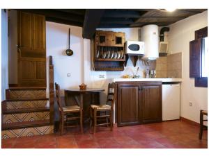 埃尔瓦维克多查莫罗阿科乡村公寓酒店的厨房配有柜台和桌椅
