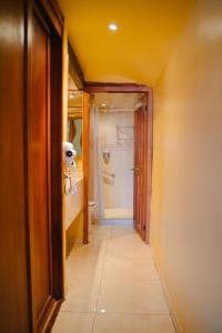 萨卡特卡斯圣卢西亚酒店的走廊上设有通往浴室的门