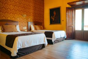 萨卡特卡斯圣卢西亚酒店的一间酒店客房,房间内设有两张床