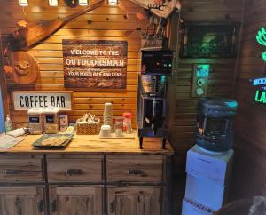 沃瓦Outdoorsman Motel的一间带吧台和咖啡吧的咖啡店