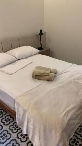 阿雷亚Casarão 47的一张白色的床,上面有一条毛巾