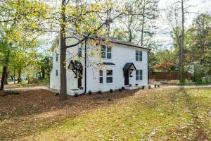 夏洛特Modern Stunning SouthPark/Cotswold Home!的院子里有树的白色房子