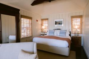 MarshallNick's Cove的一间卧室设有一张大床和两个窗户。