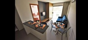 嘎林海斯港Condôminio Velas do Porto的一间带桌椅的房间和一间用餐室
