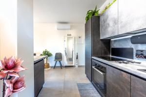 帕多瓦dimorauno - appartamento domotico a 5 stelle的厨房配有木制橱柜和炉灶烤箱。