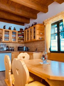 赫林斯科Chalupy Betlém Hlinsko的厨房配有木桌和椅子