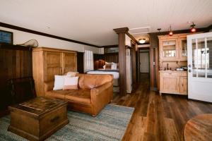 MarshallNick's Cove的客厅配有沙发和1张床