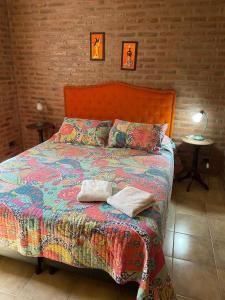 上格拉西亚Departamentos Riosierras的一间卧室配有一张床,上面有两条毛巾