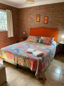 上格拉西亚Departamentos Riosierras的卧室配有砖墙内的床铺