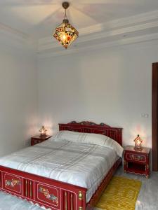 拉马萨Marsa Authentic Luxury Appart 1的一间卧室配有红色的床和两张床头柜