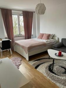 A charming central one room apartment.客房内的一张或多张床位