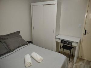 圣若泽Kitnet calma的一间卧室配有一张床,上面有两条可移动的毛巾