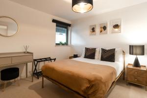 格拉斯哥West End Escape - 5 Star Luxury - Prime Location的一张床位,位于带书桌和床的西德西德西德(Sidx sidx)客房内