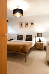 格拉斯哥West End Escape - 5 Star Luxury - Prime Location的一间卧室设有一张黑色天花板的床。