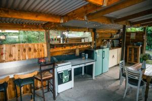 斯韦伦丹HighlandsView的室外厨房配有炉灶和桌椅