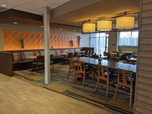 波普勒布拉夫Fairfield Inn & Suites by Marriott Poplar Bluff的用餐室配有木桌和椅子
