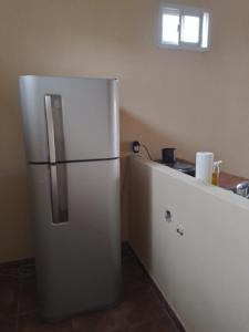 康考迪亚Lau departamentos的带台面的厨房里的不锈钢冰箱