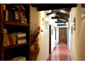 埃尔瓦维克多查莫罗阿科乡村公寓酒店的书架和门楼里的走廊