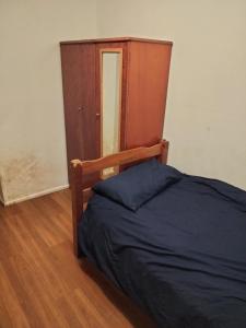 KeiravilleSingle Room in Wollongong near Uni的一间卧室配有一张床和一个木制床头板