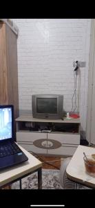 伊斯坦布尔Kadir的客厅配有笔记本电脑和电视