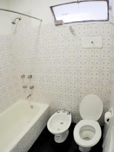 BarraqueroDepartamento Bouquet的一间带卫生间和浴缸的浴室