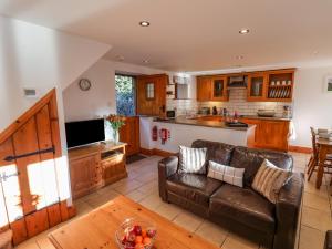 StaintondaleHayloft Cottage的带沙发的客厅和厨房