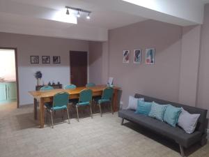 罗卡将军市Casa pura vida的客厅配有桌椅和沙发