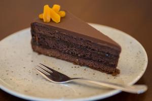 波普拉德Penzión Familia的一块带叉子的巧克力蛋糕