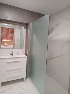 莱昂Hostal Platerías的白色的浴室设有水槽和淋浴。