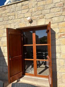 AnaritaFontana Traditional House的木门,石墙上有一扇窗户