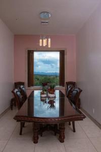 诺加利斯Casa de campo con vistas espectaculares的一间带桌椅和窗户的用餐室