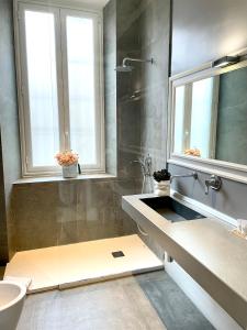 雷焦卡拉布里亚XENIA LUXURY ROOMS的一间带水槽和淋浴的浴室
