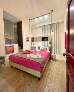 雷焦卡拉布里亚XENIA LUXURY ROOMS的一间卧室配有一张大床和两条毛巾
