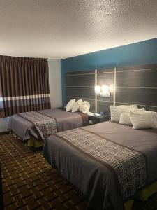 法里巴尔Faribault Hometown Inn & Suites的一间酒店客房,房间内设有两张床