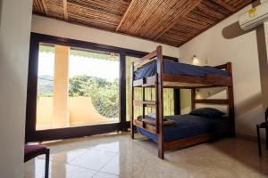 圣玛尔塔taganga macabi hostel的一间卧室设有一张双层床和大窗户。