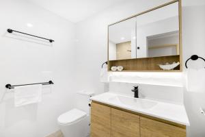 特里格尔特里格尔提阿里汽车旅馆的一间带水槽和镜子的浴室