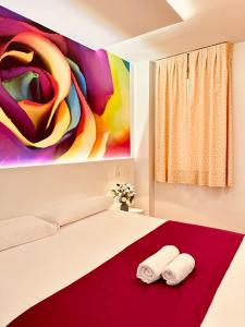 马德里阿巴迪亚马德里旅馆的一间卧室配有一张床,上面有两条毛巾
