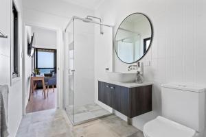 林肯港Port Lincoln Beachfront Apartments的白色的浴室设有水槽和镜子