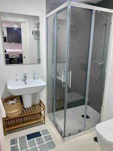 奥里韦拉斯科斯塔Penthouse 2-Rooms with Private Jacuzzi in the Solarium的带淋浴和盥洗盆的浴室
