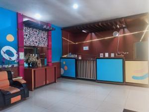 帕朗卡拉亚City Inn Antang的一间拥有蓝色和红色墙壁的等候室