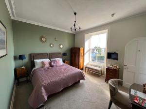 克里夫梅兰恩迪欧旅馆的一间卧室设有一张大床和一个窗户。